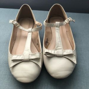 ModCloth Off-White Bow Flats
